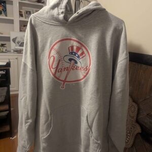 Fanatics Light Gray Yankees Logo Hoodie